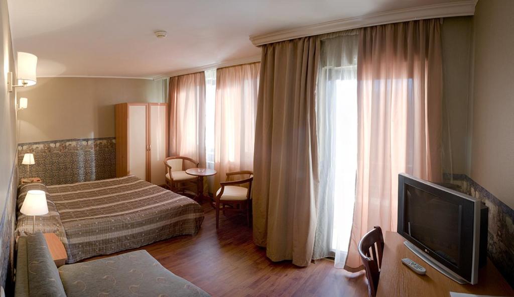 Трехместный (Двухместный номер с двуспальной кроватью и дополнительной кроватью) отеля Aneli Hotel, Банско