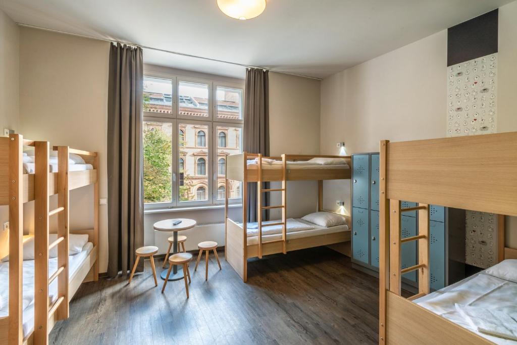 Номер (Кровать в общем 8-местном номере для мужчин и женщин) отеля MEININGER Hotel Berlin Mitte, Берлин