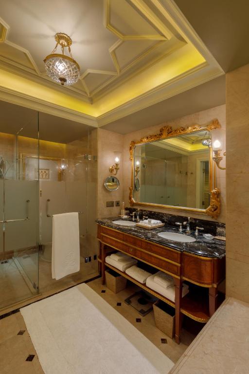 Двухместный (Grand Deluxe Room with 20% off on Laundry, Food and non-alcoholic beverages), The Leela Palace New Delhi