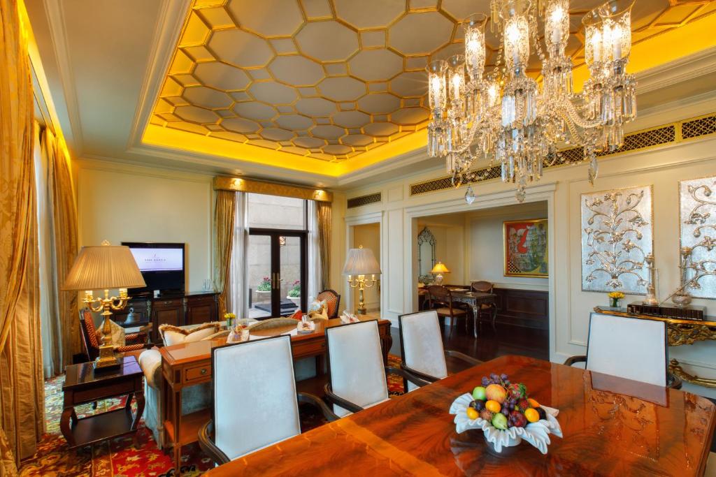 Сьюит (Maharaja Suite with Plunge Pool, Airport Transfers & Lounge Access including cocktail hours), The Leela Palace New Delhi