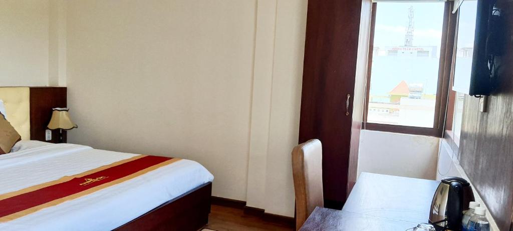 Двухместный (Улучшенный номер с кроватью размера «queen-size») отеля 7s Anh Duc 1 Hotel Binh Duong, Хошимин