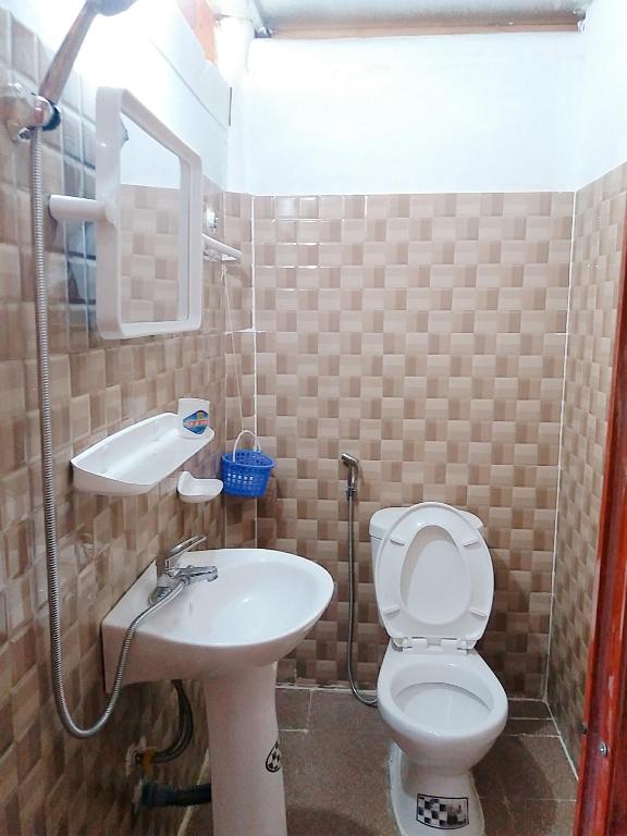 Двухместный (Двухместный номер с 2 отдельными кроватями и собственной ванной комнатой) семейного отеля The Sang - Homestay Ba Be, Баккан