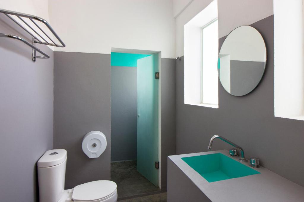 Двухместный (Двухместный номер с 1 кроватью и собственной ванной комнатой) хостела CASA MX Alameda, Мехико