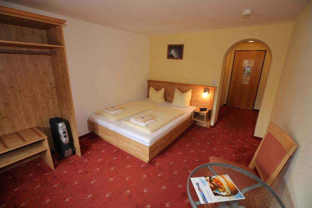 Двухместный (Небольшой двухместный номер с 1 кроватью) отеля Alpenhotel Garfrescha, Партенен