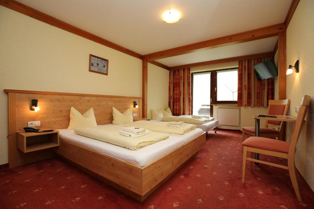Двухместный (Двухместный номер с двуспальной кроватью и дополнительной кроватью) отеля Alpenhotel Garfrescha, Партенен