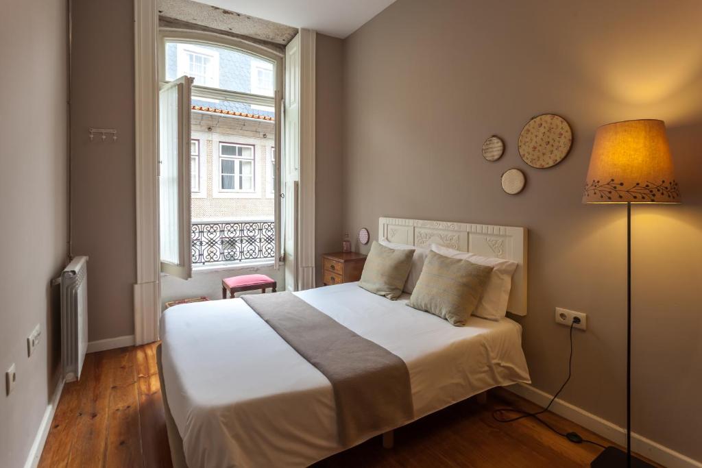 Двухместный (Двухместный номер с 1 кроватью и общей ванной комнатой) хостела Being Porto Hostel, Порту