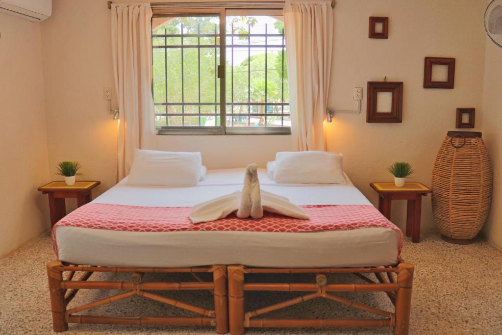 Трехместный (Трехместный номер с общей ванной комнатой) хостела Hostal & Suites Pata de Perro, Бакалар