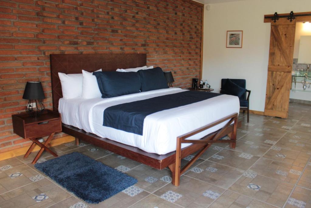 Двухместный (Номер Делюкс с кроватью размера «king-size») отеля OJO AZUL RESORT, Валье-де-Гуадалупе