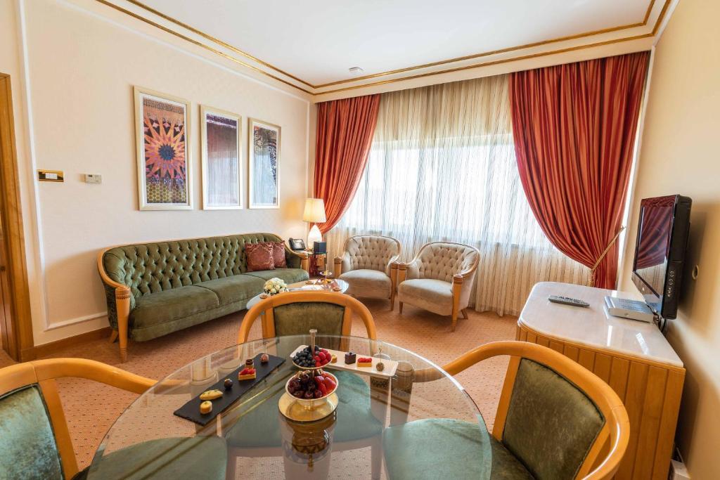 Сьюит (Представительский люкс) отеля Officers Club & Hotel, Абу-Даби
