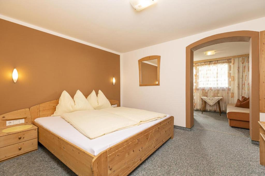 Двухместный (Стандартный двухместный номер с 1 кроватью и балконом) семейного отеля Edelweiss, Рамзау-им-Циллерталь