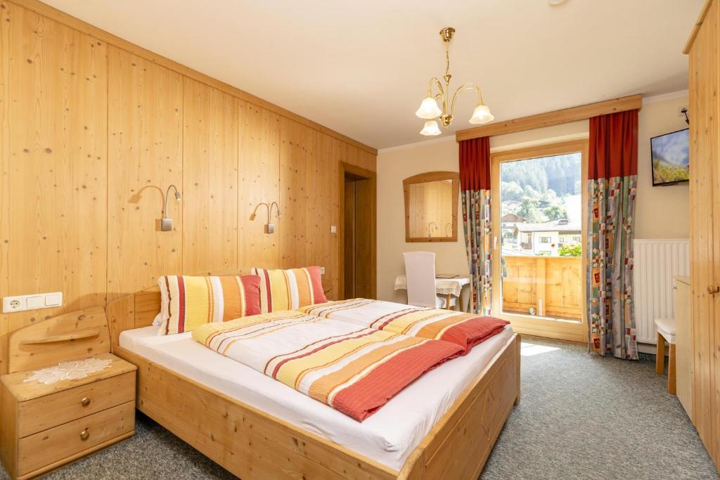 Двухместный (Стандартный двухместный номер с 1 кроватью или 2 отдельными кроватями и балконом) семейного отеля Edelweiss, Рамзау-им-Циллерталь