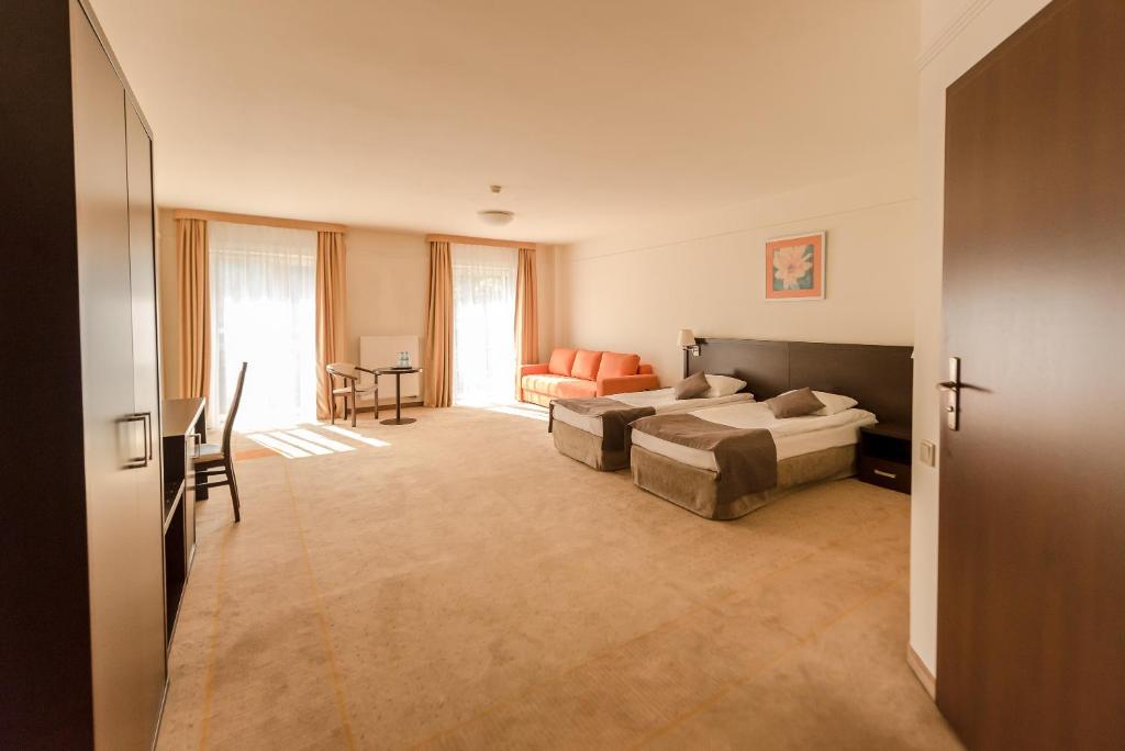 Двухместный (Улучшенный двухместный номер с 2 отдельными кроватями) отеля Hotel Elbrus Spa & Wellness, Щирк