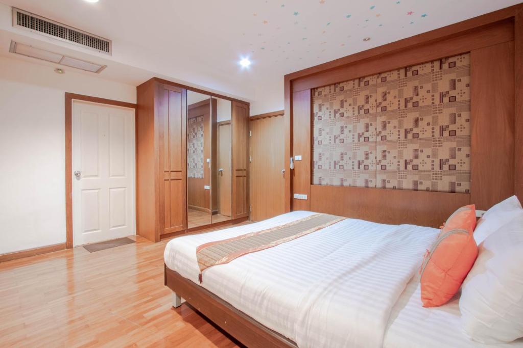 Сьюит (Двухместный номер Делюкс с 1 кроватью и доступом к бассейну) апарт-отеля Teja Lake View, Бангкок