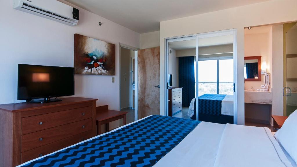 Сьюит (Люкс с кроватью размера «king-size» - Для некурящих) курортного отеля Holiday Inn Express Cabo San Lucas, Кабо-Сан-Лукас
