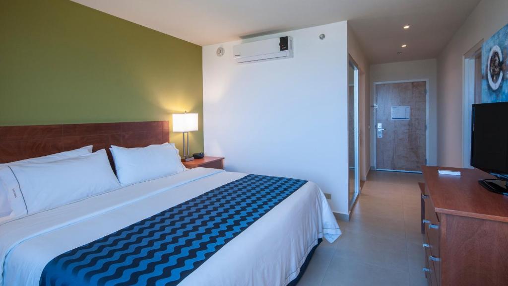 Двухместный (Номер с кроватью размера «king-size» с видом на море — Для гостей с ограниченными физическими возможностями) курортного отеля Holiday Inn Express Cabo San Lucas, Кабо-Сан-Лукас
