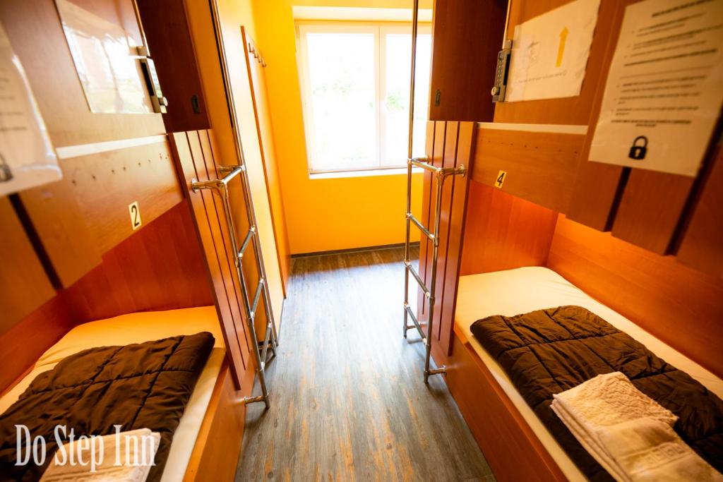 Двухместный (Двухместный номер с 2 отдельными кроватями и общей ванной комнатой) хостела Do Step Inn Central, Вена