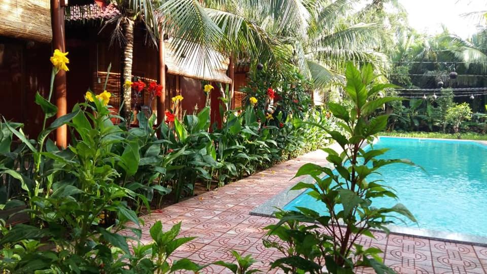 Двухместный (Двухместный номер с 1 кроватью и видом на бассейн) семейного отеля Coconut Homestay Mỏ Cày Nam Bến Tre, Бенче