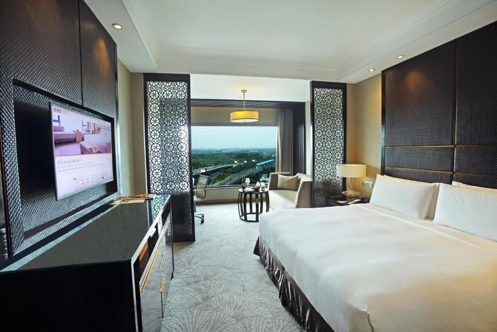 Двухместный (Same day use Room from 10AM to 5 PM) отеля Crowne Plaza New Delhi Mayur Vihar Noida, Нью-Дели