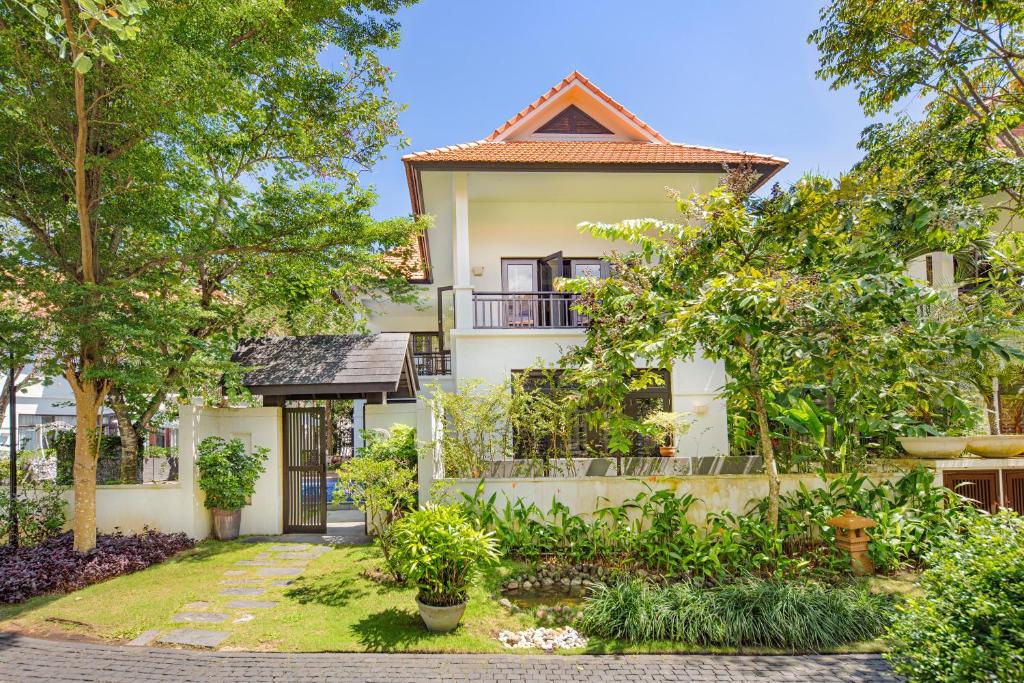 Вилла (Улучшенная вилла) виллы Abogo Resort Villas Luxury Da Nang, Дананг