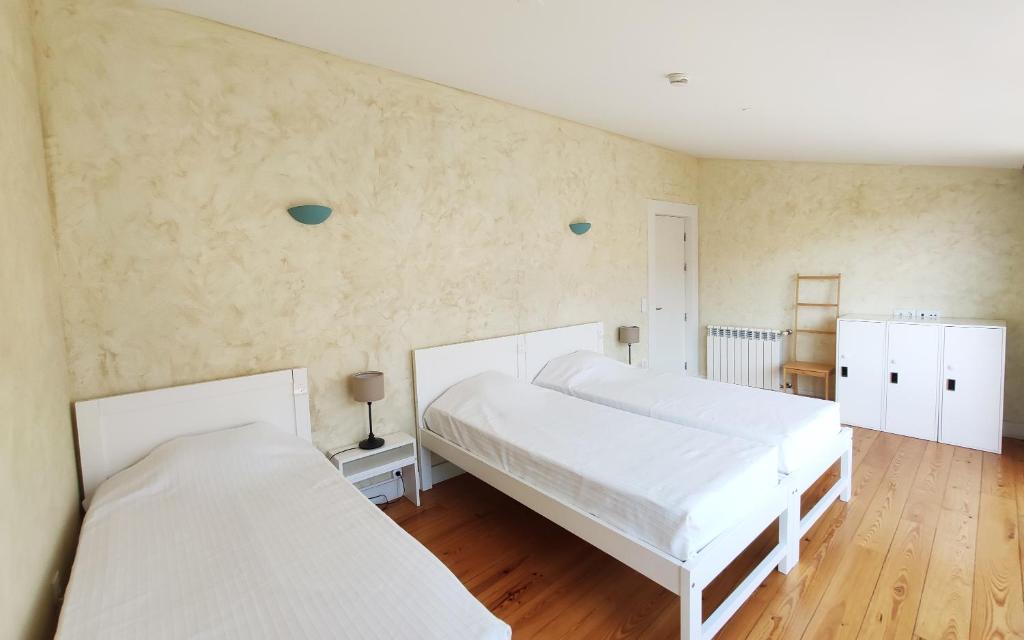 Трехместный (Трехместный номер с общей ванной комнатой) хостела Best Guest Porto Hostel, Порту