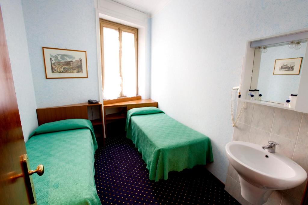 Двухместный (Двухместный номер с 2 отдельными кроватями и собственной ванной комнатой за пределами номера) отеля Hotel Adriatic, Рим