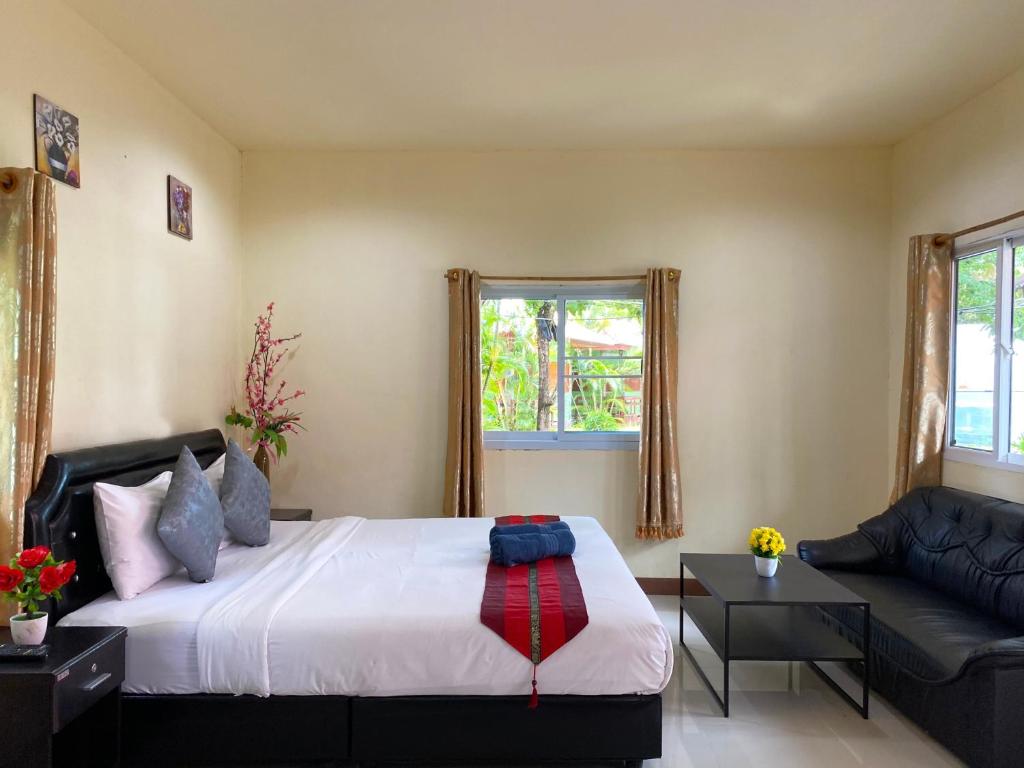 Двухместный (Номер с кроватью размера «king-size» и балконом) курортного отеля Everest Resort, Самуи