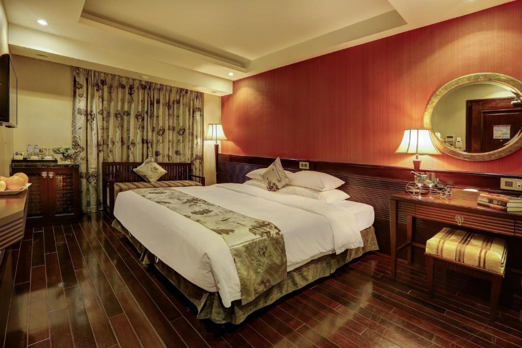 Двухместный (Двухместный номер Делюкс с 1 кроватью или 2 отдельными кроватями) отеля Golden Silk Boutique Hotel, Ханой