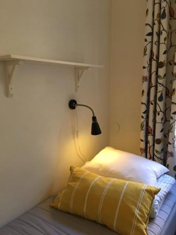 Двухместный (Небольшой двухместный номер с 2 отдельными кроватями и общей ванной комнатой) хостела Castanea Old Town Hostel, Стокгольм