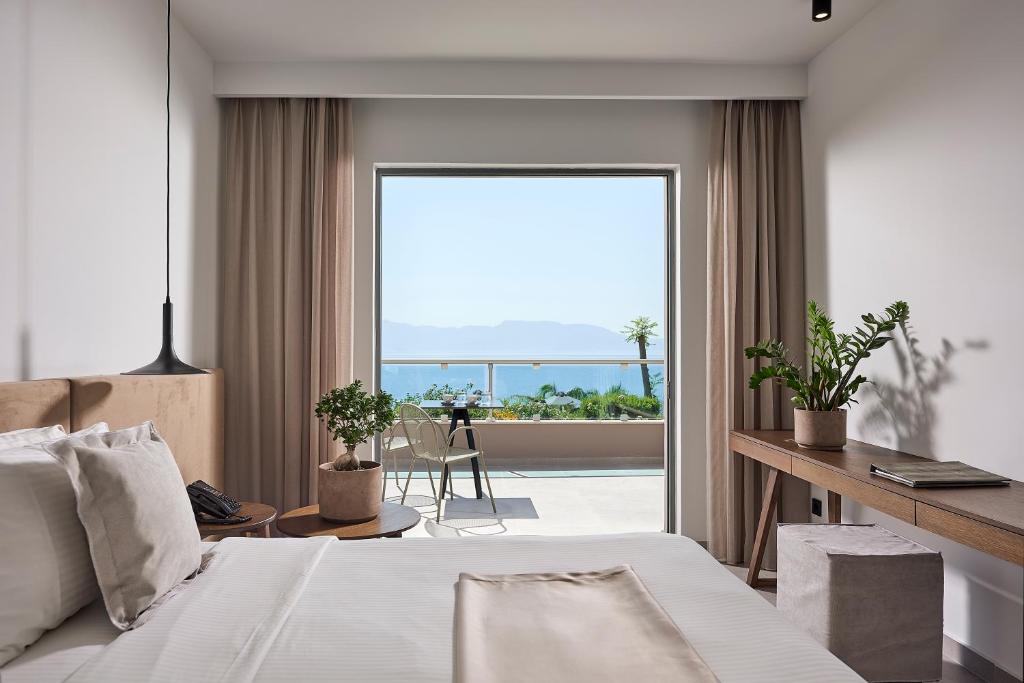 Трехместный (Трехместный номер «Премиум» рядом с морем) курортного отеля Michelangelo Resort & Spa, Агиос-Фокас