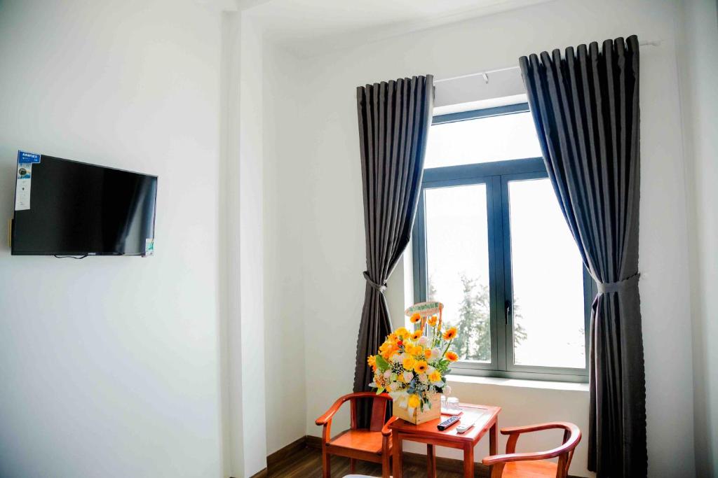 Двухместный (Двухместный номер Делюкс с 1 кроватью и балконом, вид на море) отеля Châu Ngọc Viên Hotel - Biển Mỹ Khê - Quảng Ngãi, Куангнгай