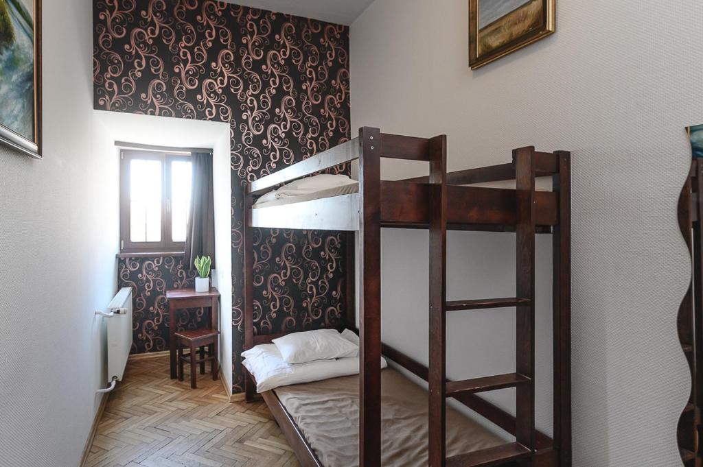 Двухместный (Небольшой двухместный номер с 2 отдельными кроватями и общей ванной комнатой) хостела Hostel Piaskowy, Вроцлав