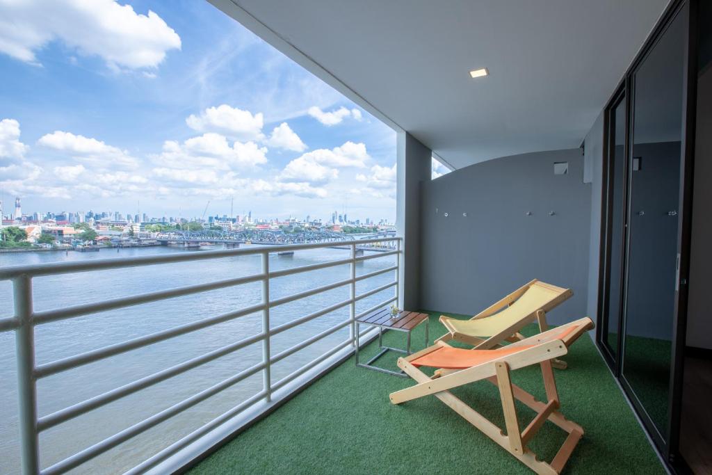 Двухместный (Двухместный номер с 2 отдельными кроватями и балконом) отеля The Royal River, Бангкок