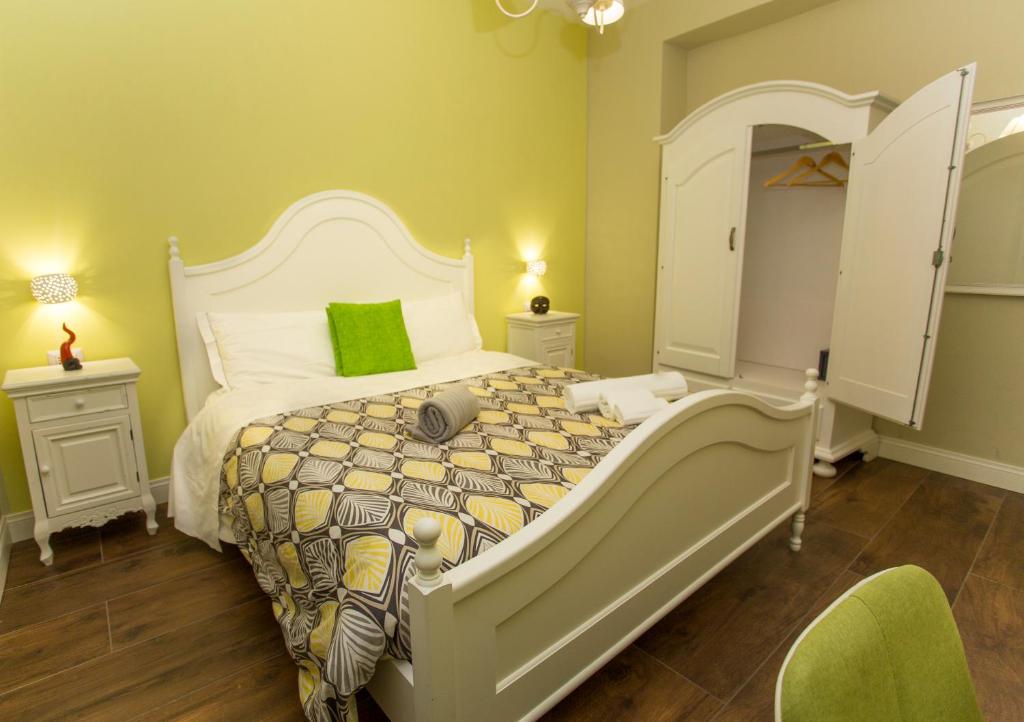 Двухместный (Двухместный номер с 1 кроватью и базовыми удобствами) гостевого дома Chiaia Roof 205, Неаполь