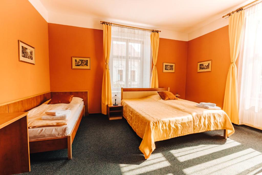 Двухместный (Двухместный номер с 2 отдельными кроватями) отеля Hotel U Valdické brány, Йичин