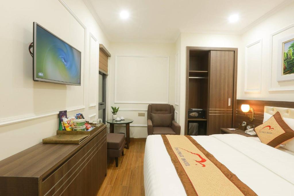 Двухместный (Улучшенный номер с кроватью размера «queen-size») отеля Dai Phat Hotel, Ханой