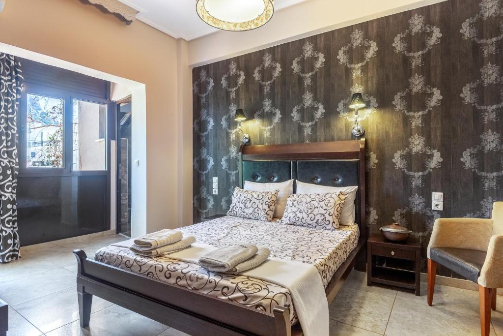Двухместный (Улучшенный двухместный номер с 1 кроватью и частичным видом на монастырский комплекс Метеоры) гостевого дома Toti Boutique Rooms, Калампака