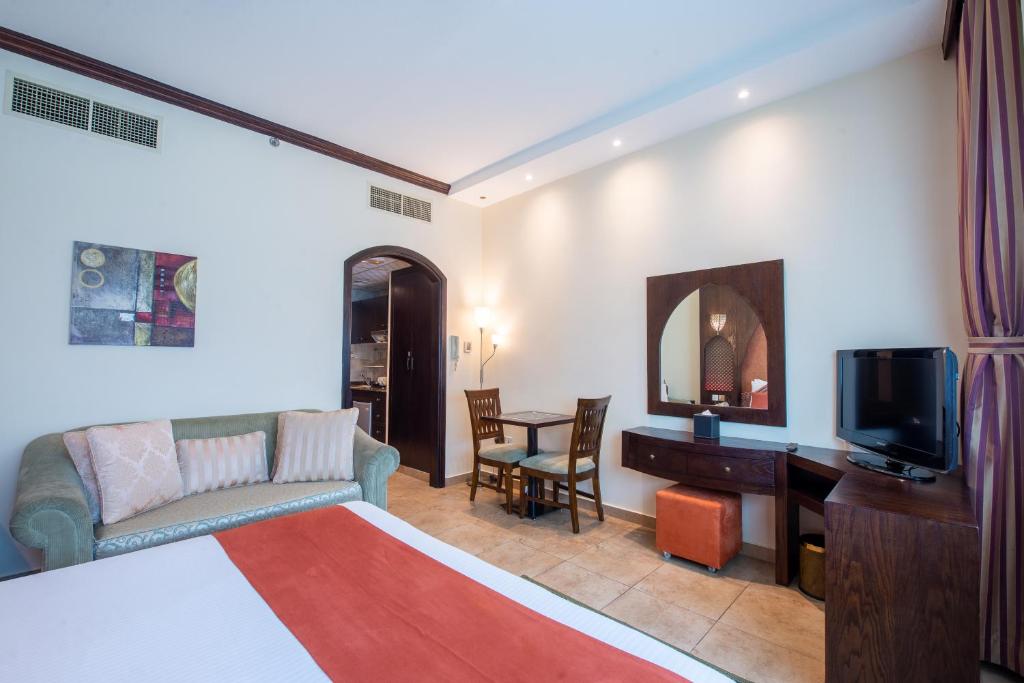 Студио (Классический номер-студио с кроватью размера «king-size») апарт-отеля First Central Hotel Suites, Дубай