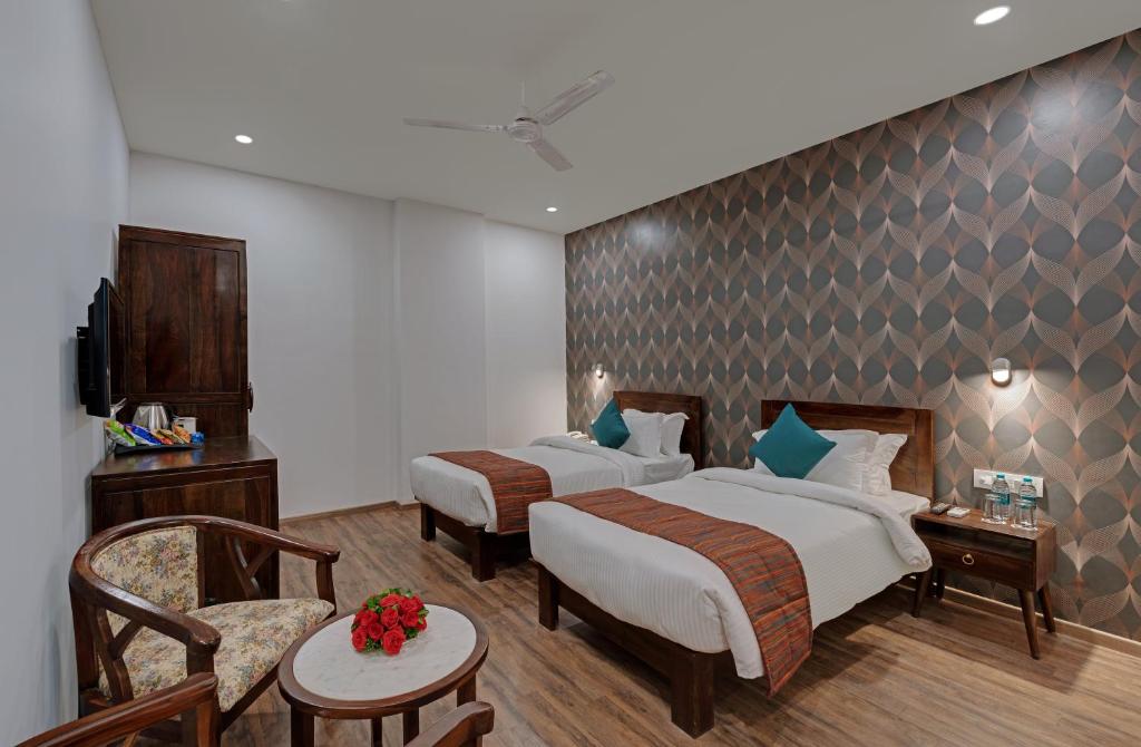 Двухместный (Premium Room - 10% off on Laundry, 10% off on F&B, Complimentary Drivers accommodation) отеля Click Hotel Jaipur, Джайпур