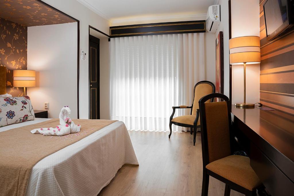 Двухместный (Специальное романтическое предложение - двухместный номер с 1 кроватью) отеля Hotel Jardim, Авейру