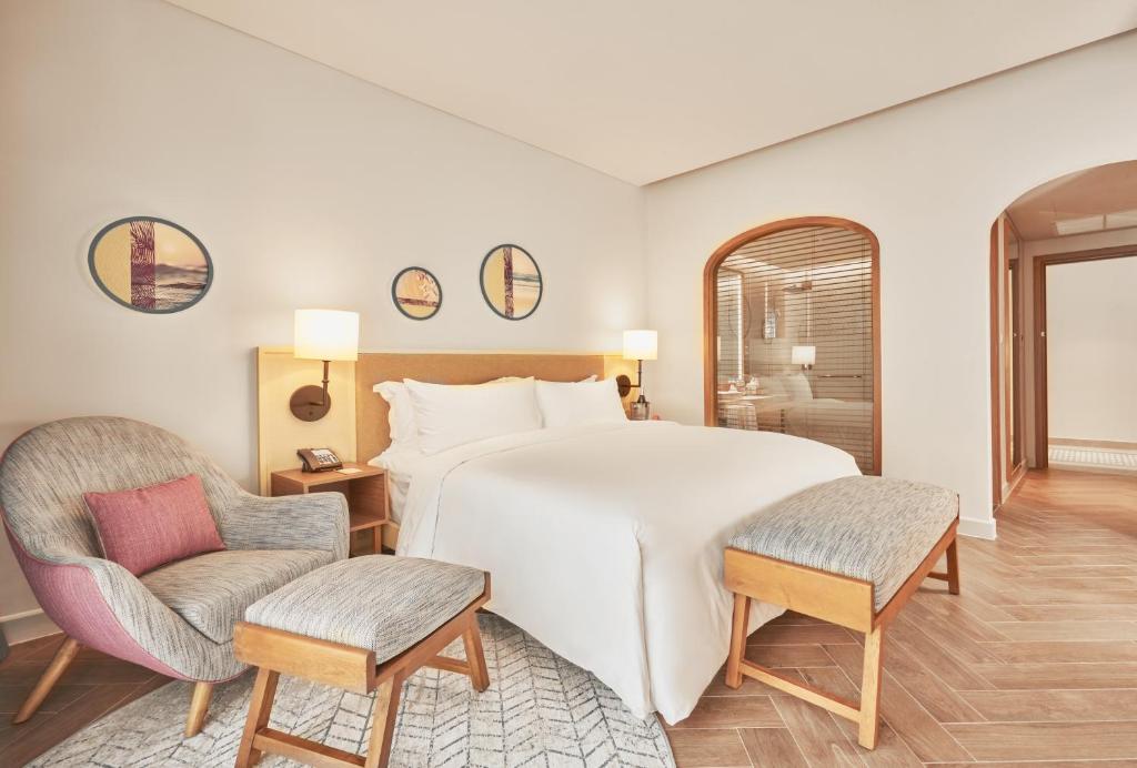 Двухместный (Представительский номер с кроватью размера «king-size» и видом на море) курортного отеля Lan Rung Resort & Spa, Вунгтау