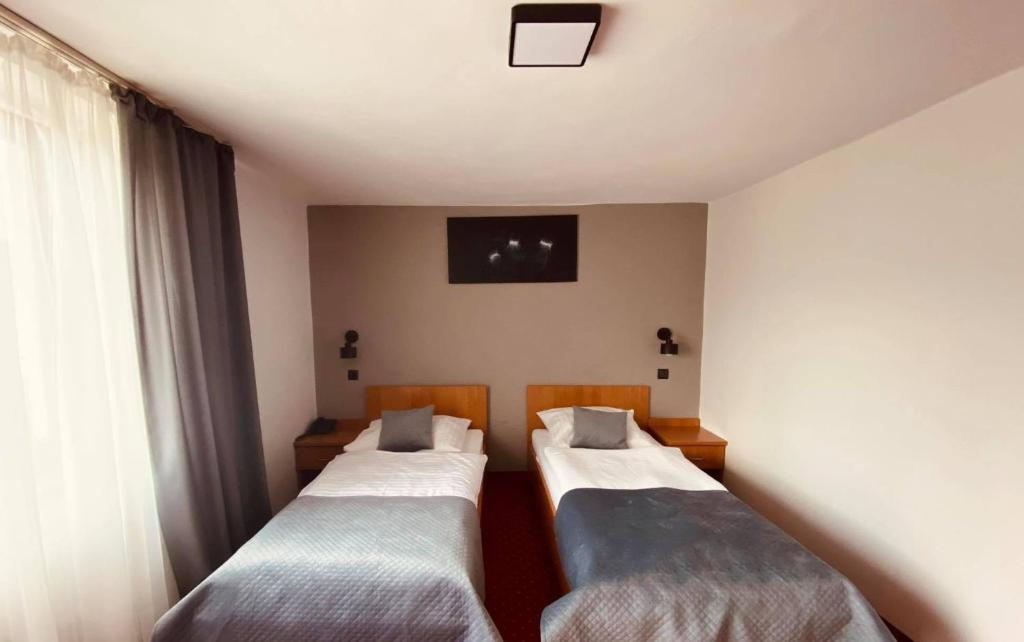 Двухместный (Двухместный номер с 2 отдельными кроватями располагает балконом и собственной ванной комнатой) отеля Hotel Solny, Величка