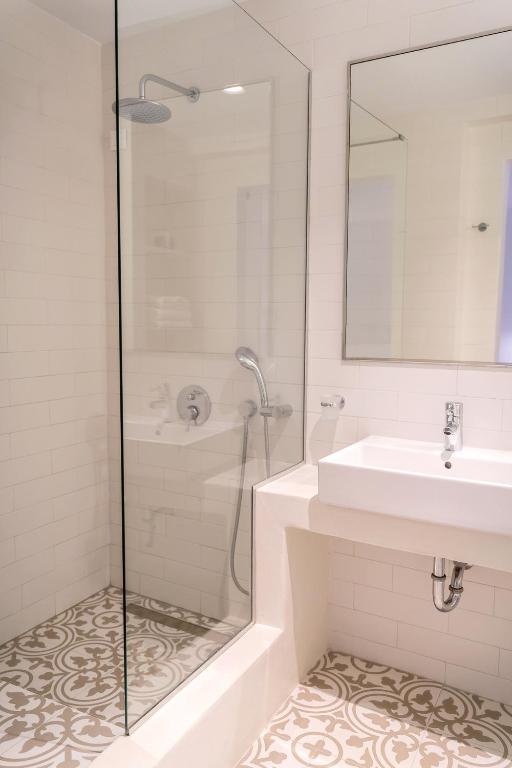 Двухместный (Номер Делюкс с гидромассажной ванной - Без окна) отеля Adonis Hotel Studios & Apartments, Науса