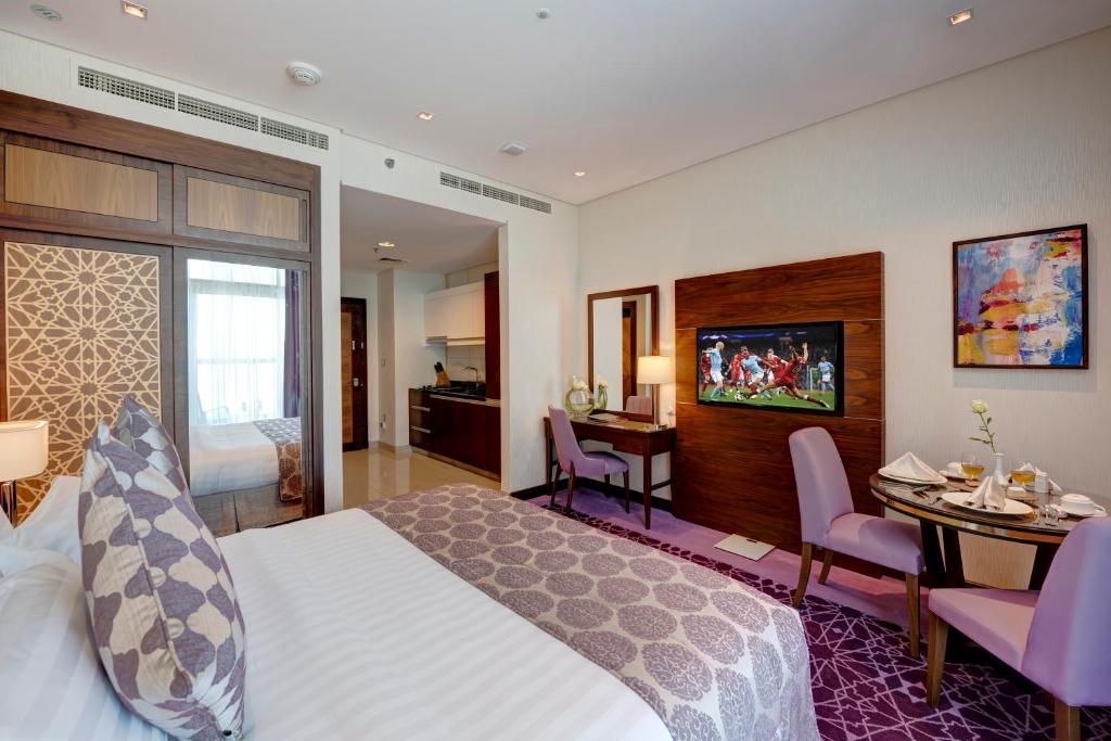 Студио (Апартаменты-студио с видом на город) апарт-отеля Royal Continental Suites Business Bay - Deluxe Apartments, Дубай