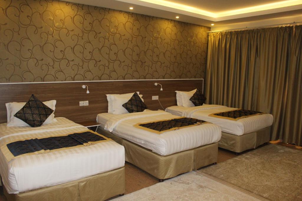 Трехместный (Стандартный трехместный номер) отеля Al Diyar Hotel, Низва