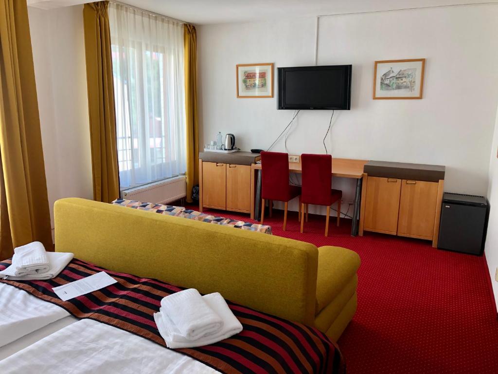 Двухместный (Standard Double Room with 2 Extra Beds) отеля Hotel & Penzión Grand Matej, Банска-Штьявница