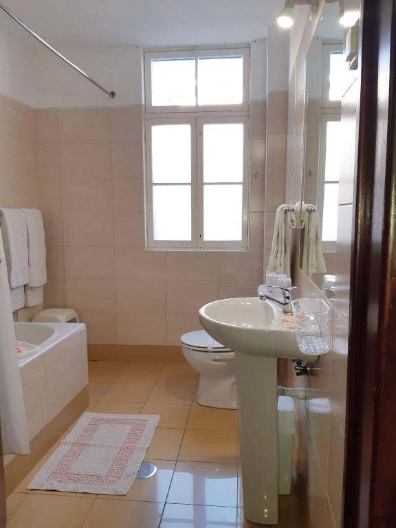 Четырехместный (Четырехместный номер с ванной) гостевого дома Residencial Do Vale, Фуншал