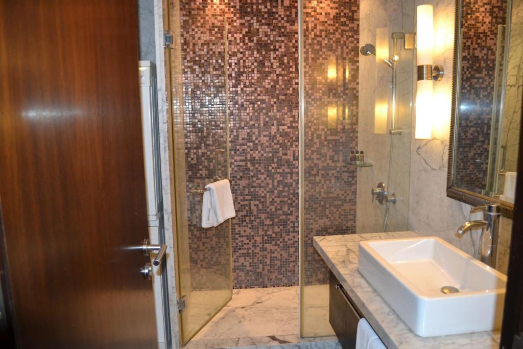 Апартаменты (One-Bedroom Deluxe Apartment with Kitchenette) отеля Oakwood Premier Prestige-UB City, Бангалор