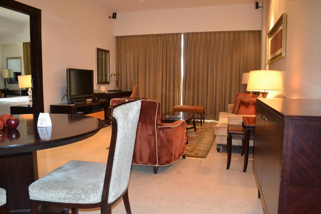 Апартаменты (One Bedroom Superior Apartment with kitchenette) отеля Oakwood Premier Prestige-UB City, Бангалор
