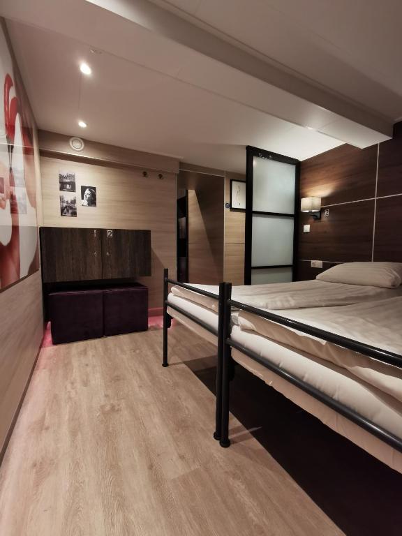 Номер (Кровать в общем 8-местном номере для мужчин и женщин) отеля Hotel Mevlana, Амстердам