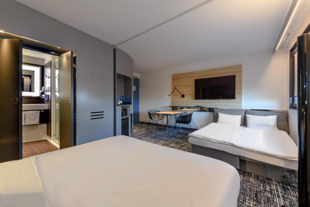 Сьюит (Улучшенный люкс с 1 двуспальной и 1 односпальной кроватью) отеля Novotel Suites Berlin City Potsdamer Platz, Берлин